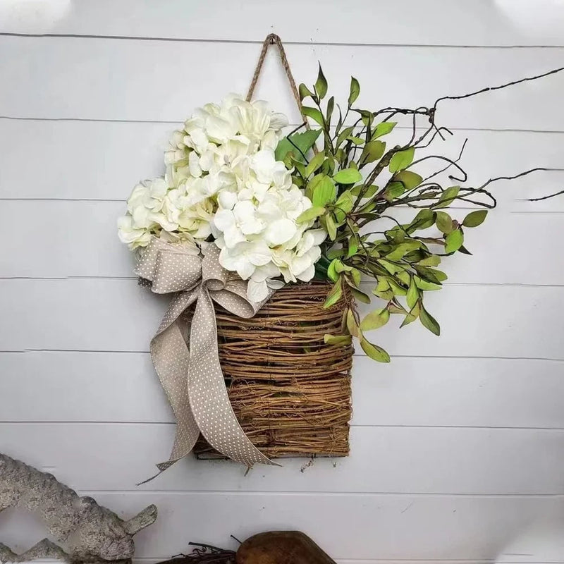 Türhänger mit Creme-Hortensien – Rattan-Korbkranz mit künstlichen Blumen