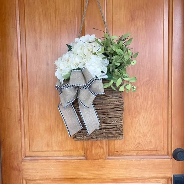 Türhänger mit Creme-Hortensien – Rattan-Korbkranz mit künstlichen Blumen